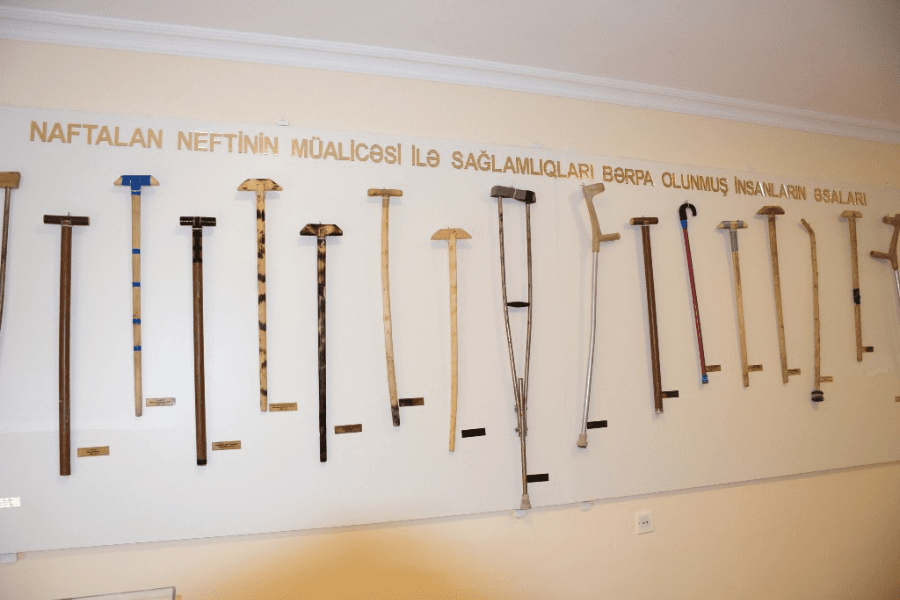 Naftalanda “Qoltuqaltı dəyənəkləri muzeyi” – naftalan nefti ilə müalicənin real sübutu