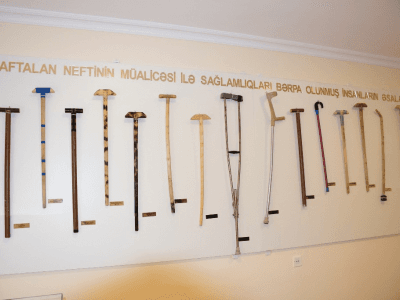 Naftalanda “Qoltuqaltı dəyənəkləri muzeyi” – naftalan nefti ilə müalicənin real sübutu